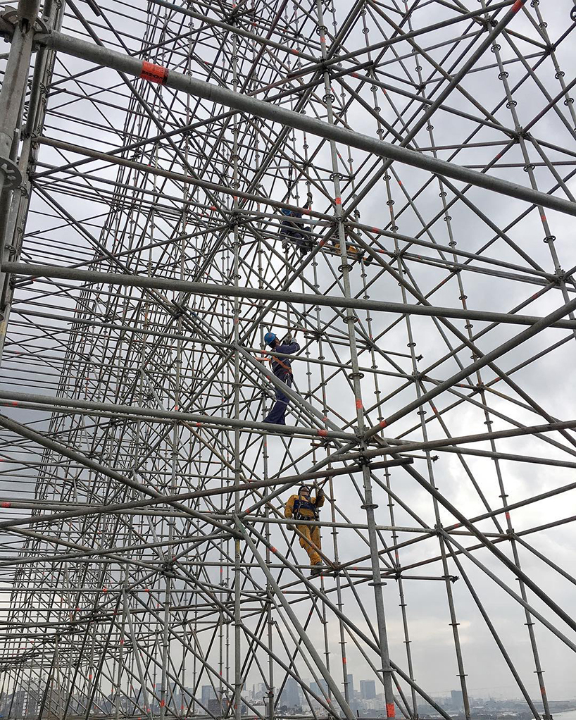 Pour finir dans les temps, l'installation a débuté mi-juillet à Rio Image: Instagram de JR