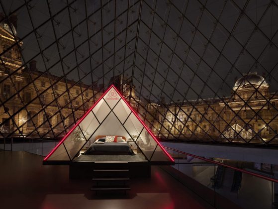Chambre aménagée sous la Pyramide, image via Airbnb