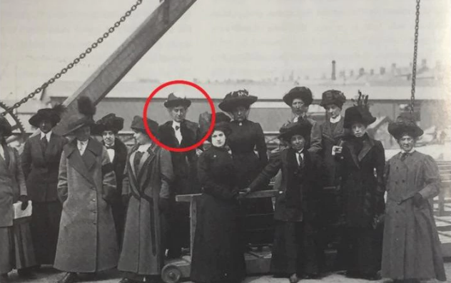 Mabel Bennett dans son manteau de fourrure sur le Titanic CRÉDIT: HALDRIDGE / BNPS