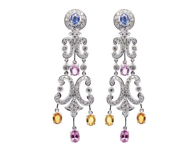 Pendientes largos de la firma Alen Dione en oro blanco con calado de brillantes y zafiros talla oval