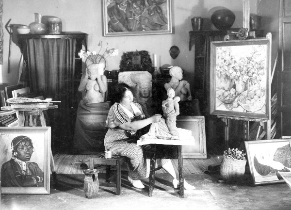 Irma Stern in ihrem Studio. Neben Portraits und Landschaften gehörten auch Blumenstillleben, Keramik und Plastiken zu ihrem Repertoire | Foto via irmastern.co.za