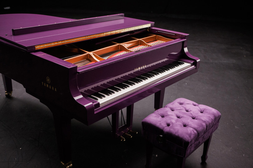 Piano Yamaha de Prince. image via Jelliottco