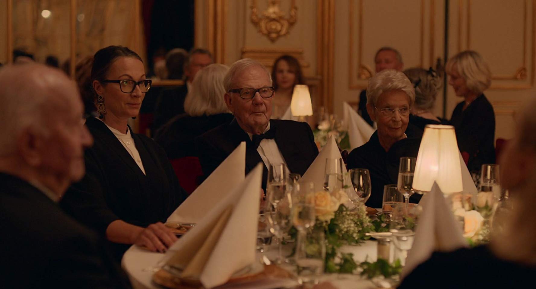Marina Schiptjenko tillsammans med konstsamlarna Gunnar Höglund och Anna-Stina Malmborg i Ruben Östlunds Oscarsnominerade filmThe Square