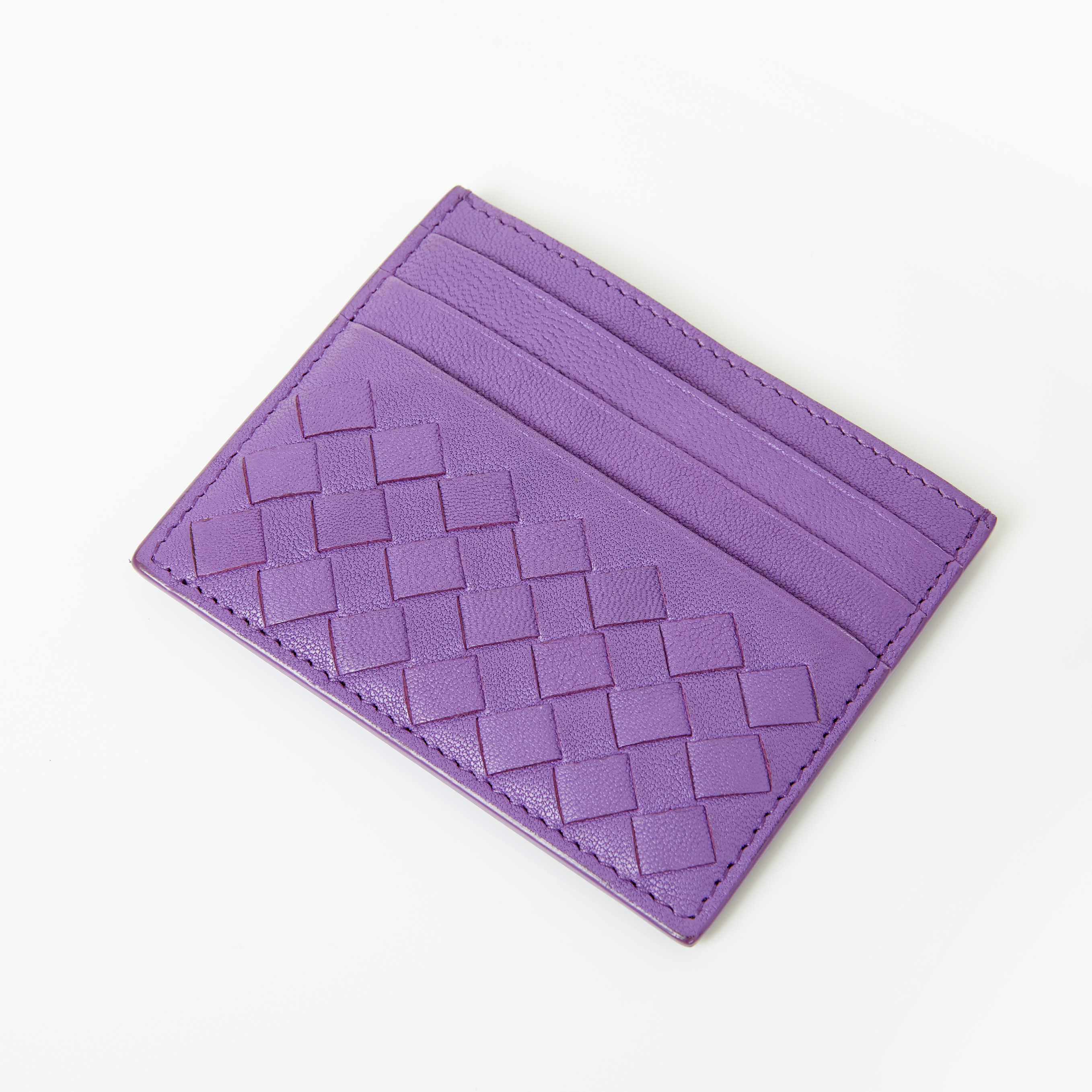 BOTTEGA VENETA, korthållare i lila flätad nappa. Bild: Stockholms Auktionsverk