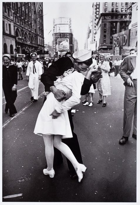 Alfred Eisenstaedt, The V-J Day Kiss, 1945