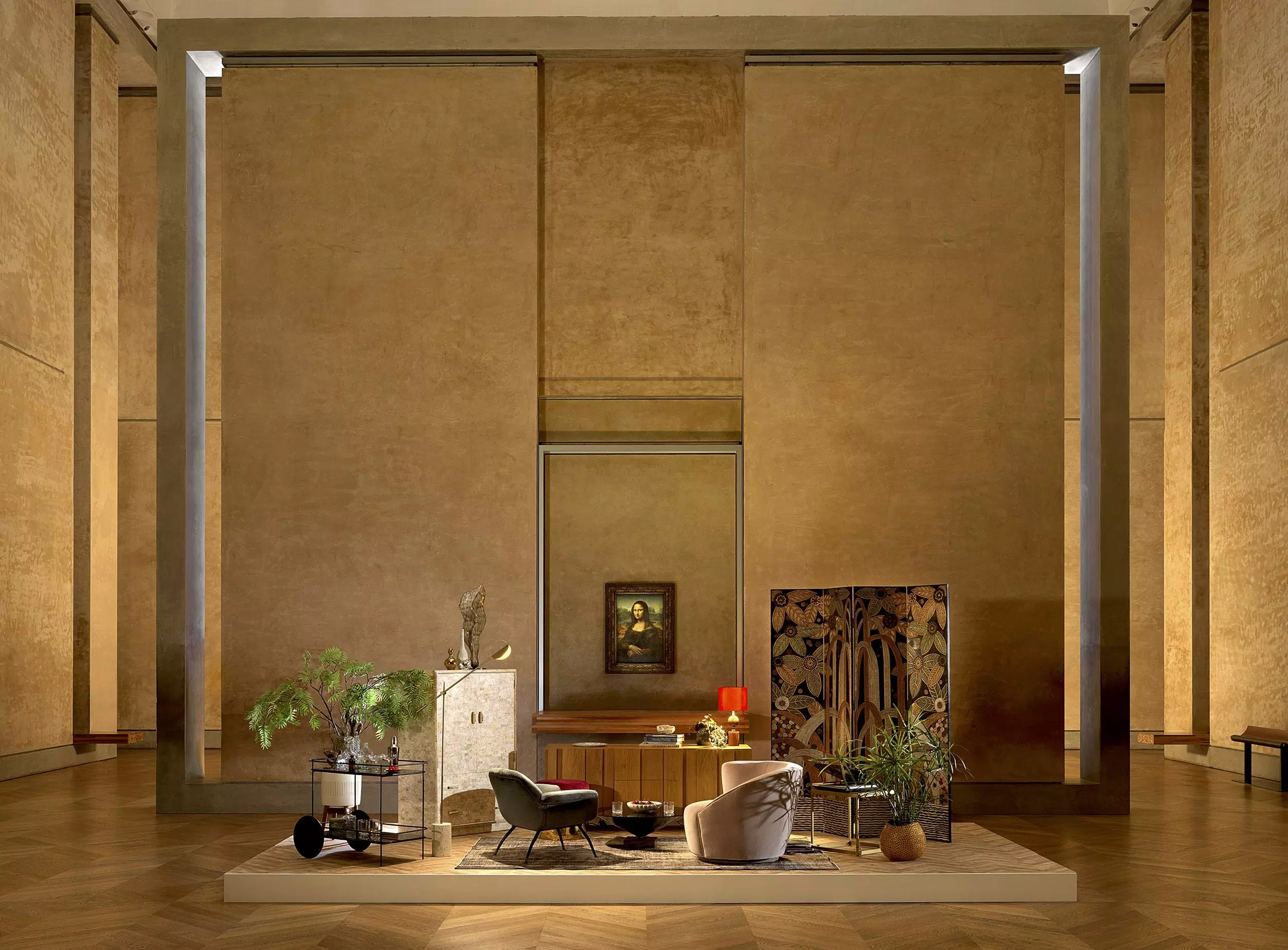 Drinks in front of the Mona Lisa. Image: Julian Abrams for Airbnb