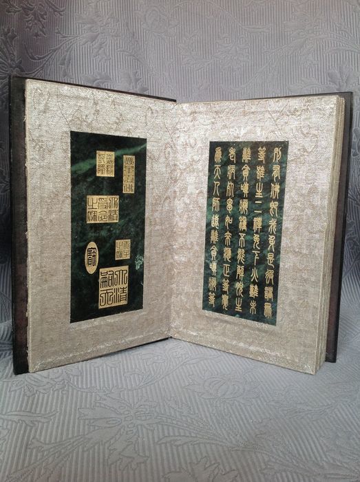 Livre ancien, jade vert avec des motifs bouddhistes sculptés, Chine 20-21 siècle Résultat: 7 022 EUR