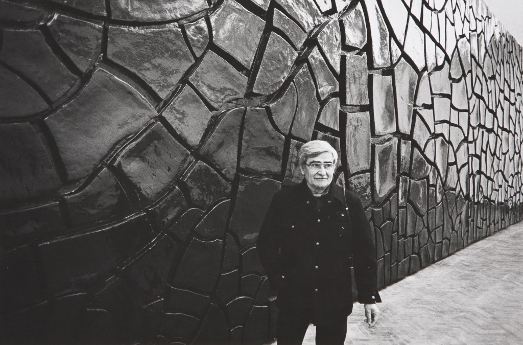 Alberto Burri davanti al Cretto di Los Angeles. Immagine via 2013.photoireland.org.