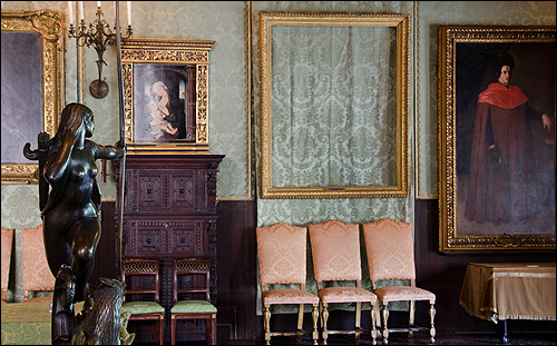 Empty_Frames_at_Isabella_Stewart_Gardner_Museum