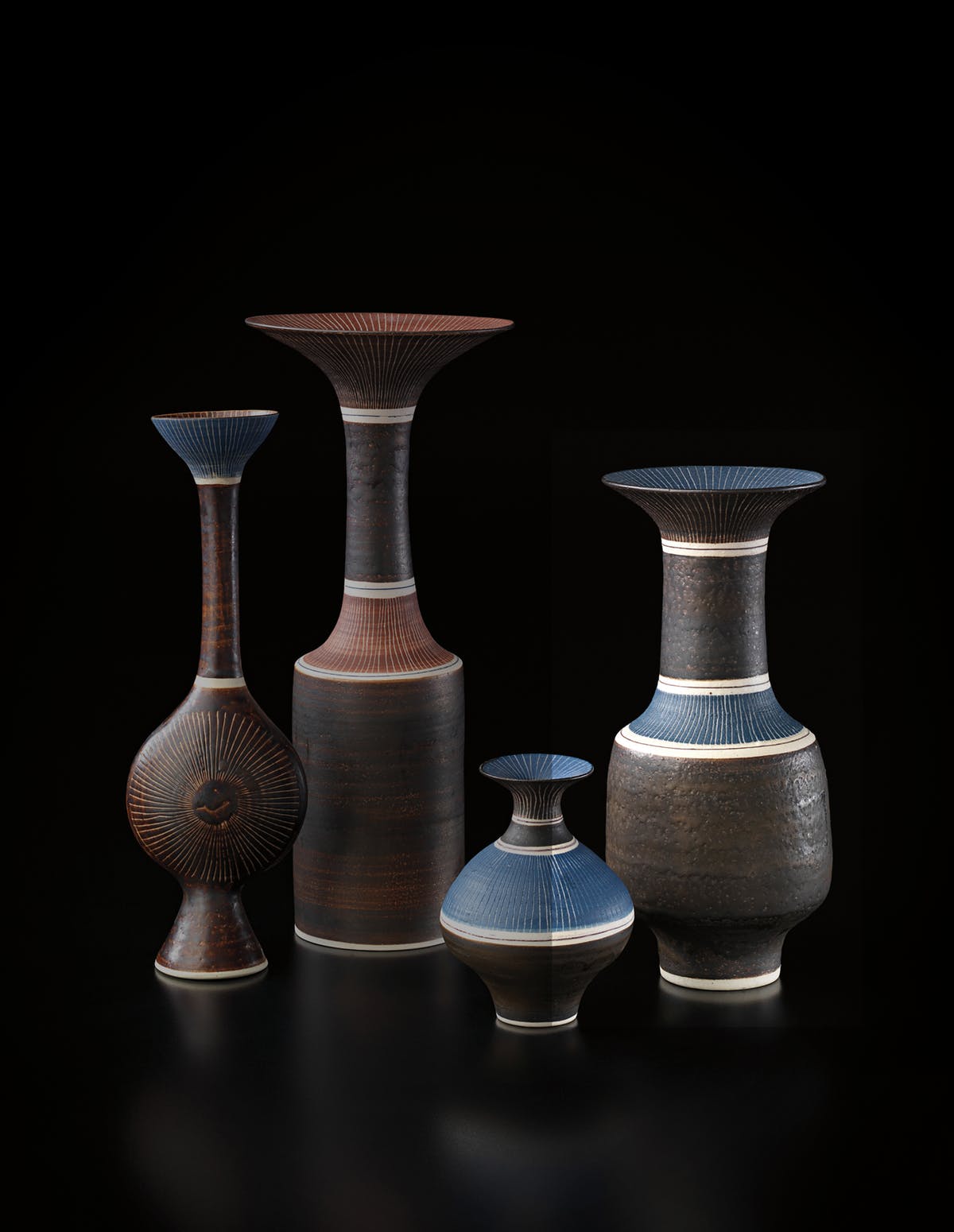 LUCIE RIE. Jarrones esgrafiados con labio ensanchado (c. 1976). Imagen vía: Phillips