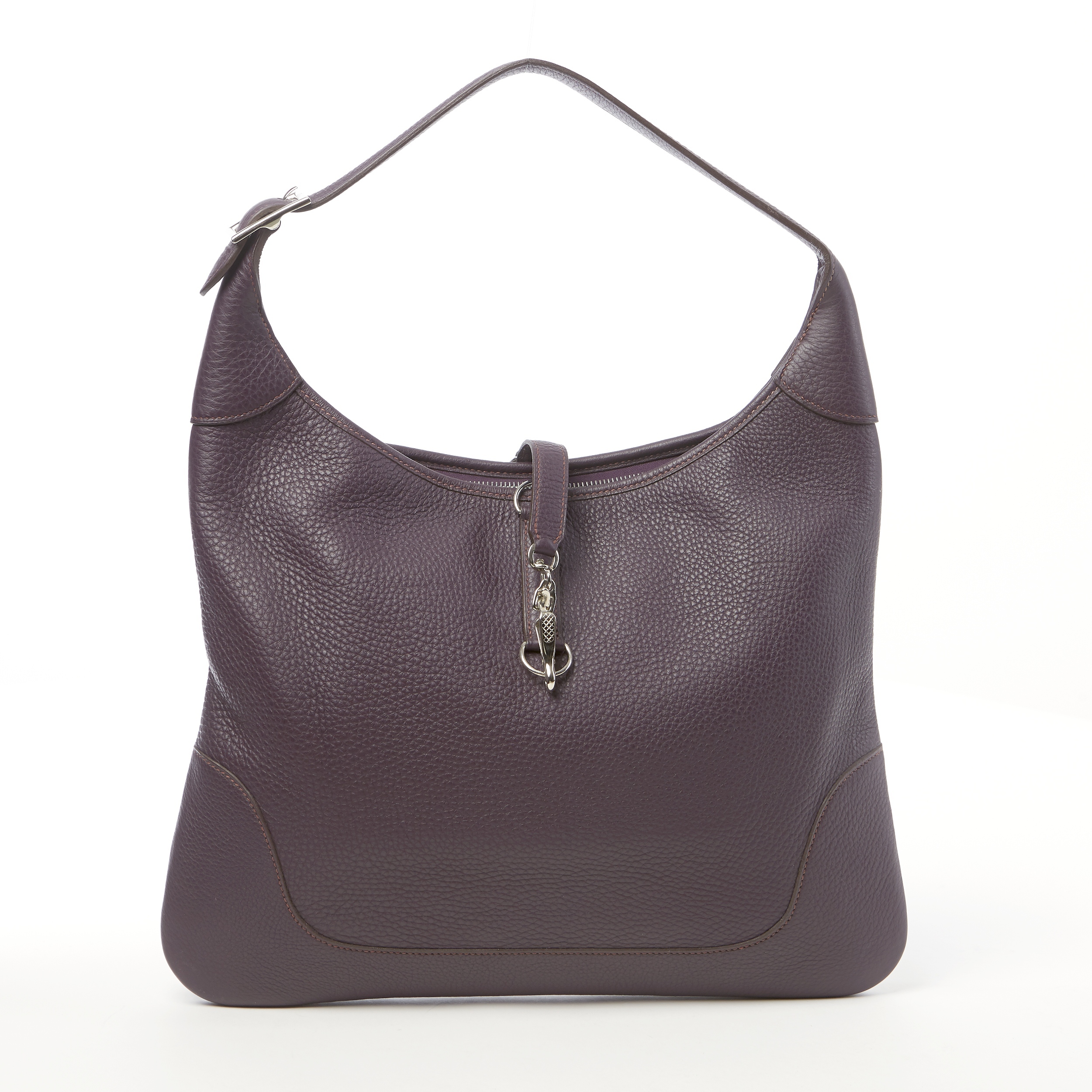 HERMÈS, axelbandsväska Trim II 38 cm i plommonlila Taurillon Clémence kalvskinn. Bild: Stockholms Auktionsverk