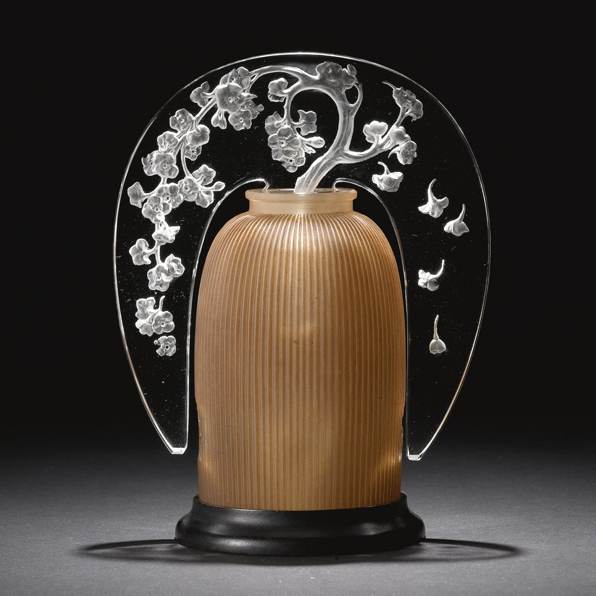 René Lalique, "Pommier" Veilleuse Brule-Parfym i frostat glas med träbas. Märkt R. Lalique och Robj/Paris, från 1921