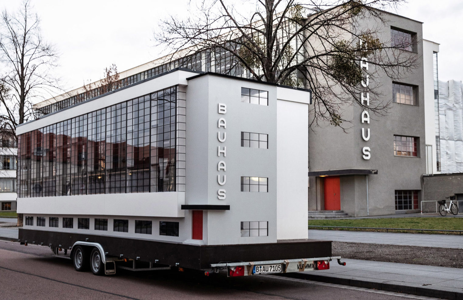 Le bus Bauhaus à Dessau, image ©Van Bo Le-Mentzel
