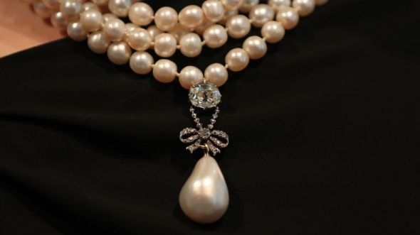 Perle naturelle en pendentif, image ©AFP