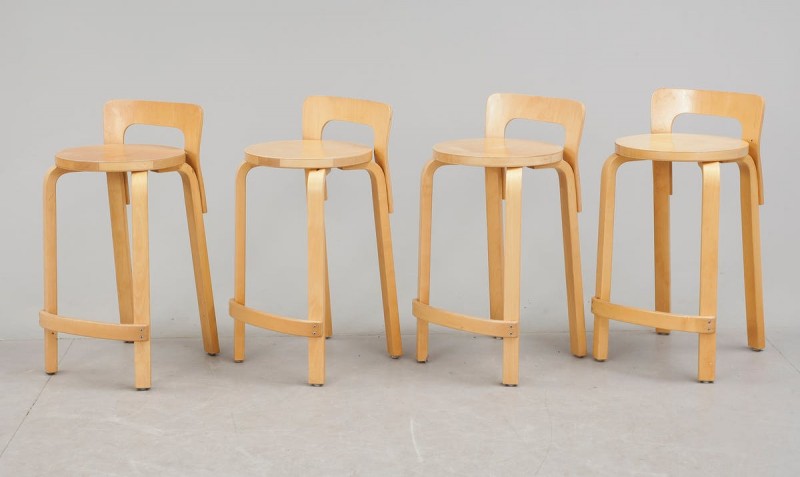 Barstolar av Alvar Aalto. Såldes på Bukowskis år 2013 för 3 200 kronor. Foto: Bukowskis.