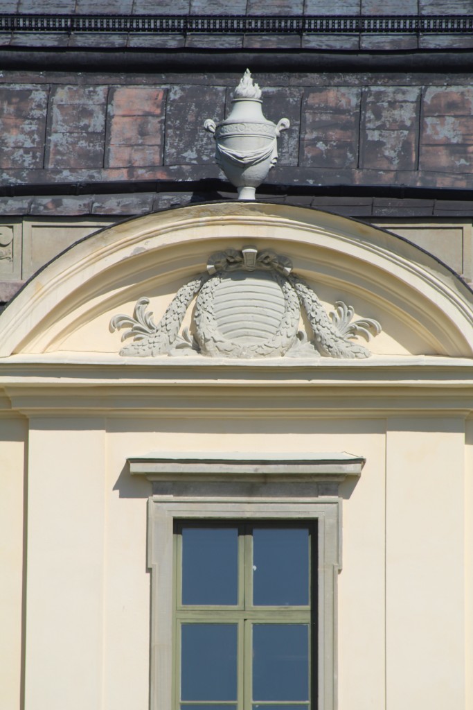 Huvudbyggnadens arkitektur uppvisar exempel på både inslag från nyklassicism som är uppmjukad med drag från rokokon.