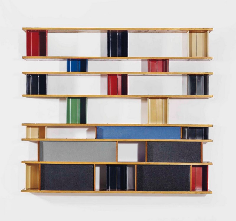 CHARLOTTE PERRIAND. Librería en abeto, aluminio y metal pintado (c. 1954). Imagen vía: Christie's