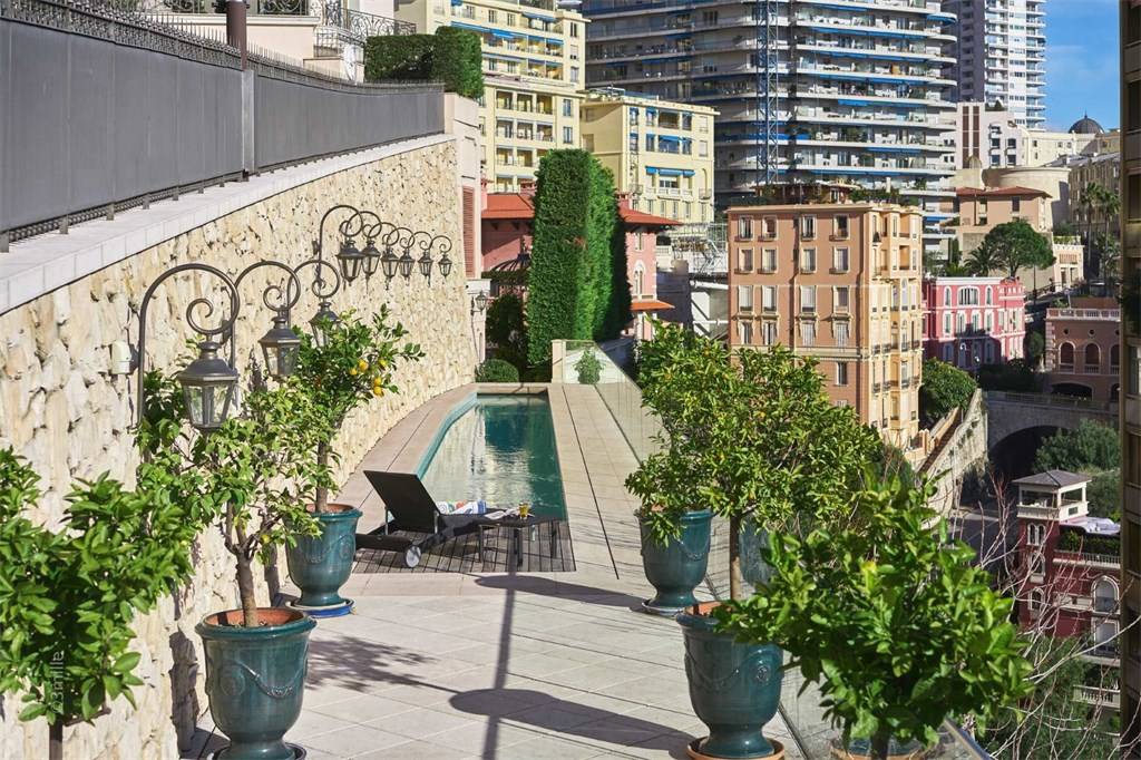 Ein privater Swimmingpool mitten in Monaco gehört ebenfalls zur Immobilie | Foto: sothebysrealty.com
