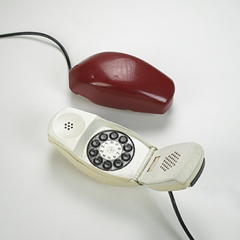 Marco Zanuso, deux exemples de téléphone Grillo fait pour Siemens. La forme de la coque a été inspirée plus récemment pour de nombreux modèles de portables