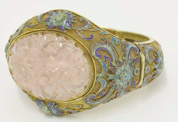 Goldener Armreif aus Gold mit geschnitztem Rosenquarz und Emaille, China 1930er Jahre
