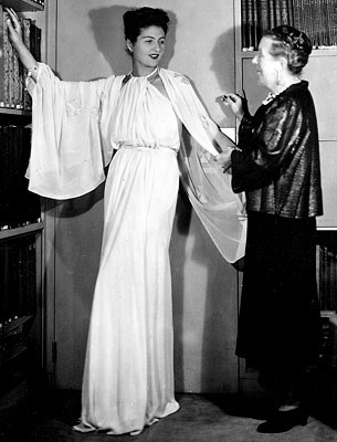 Jeanne Lanvin retouchant une de ses créations, années 1920