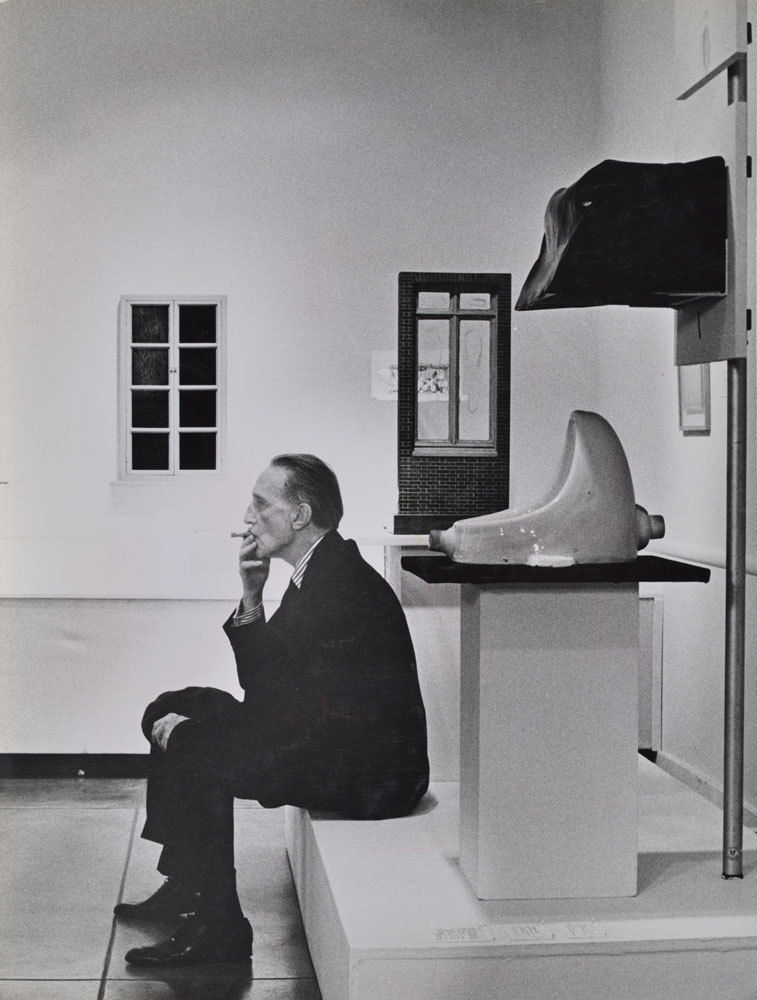 Marcel Duchamp bredvid The Fountain. Bild: Artsy