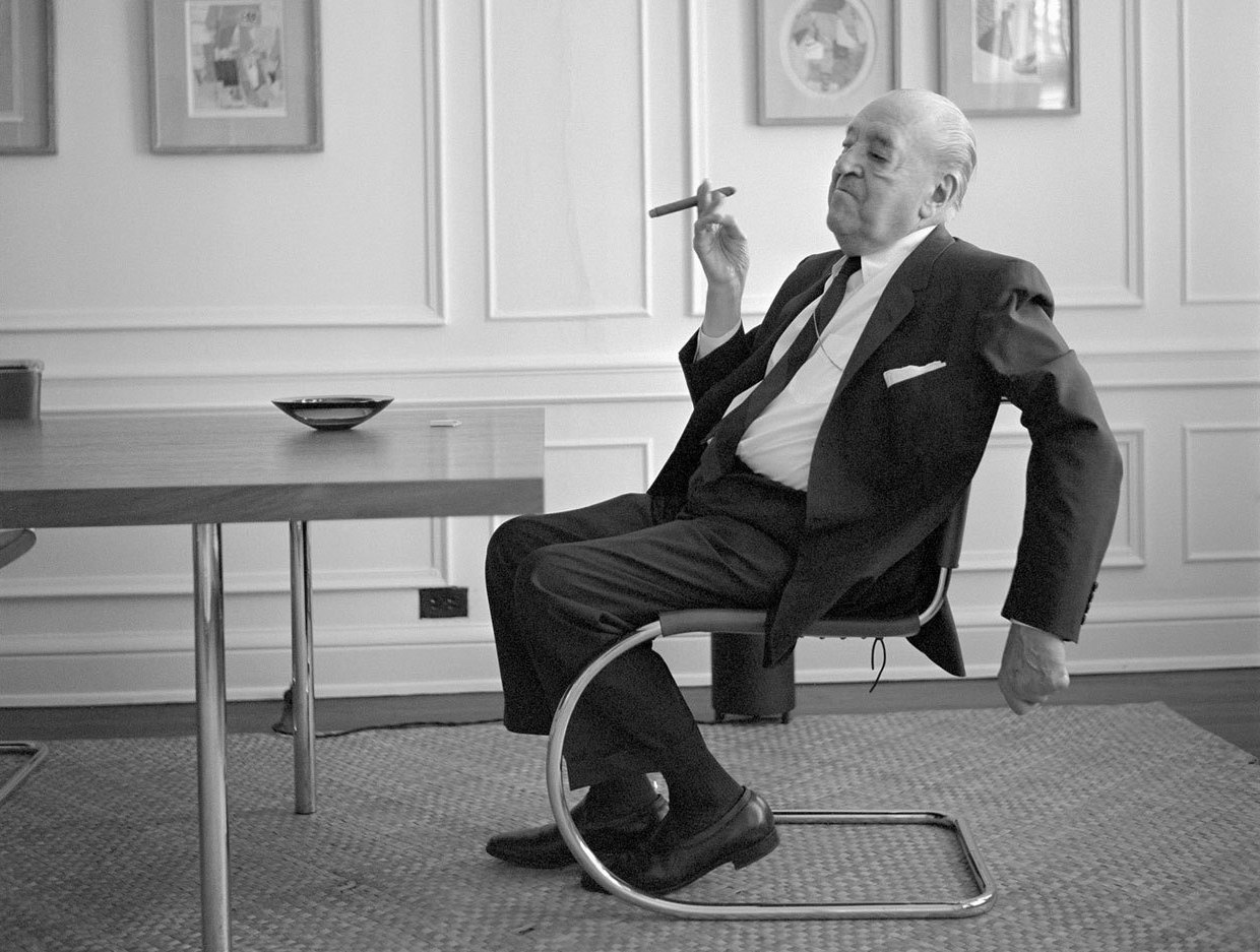 Mies van der Rohe dans la chaise Mr Side qu'il a conçue, image © Mies Society