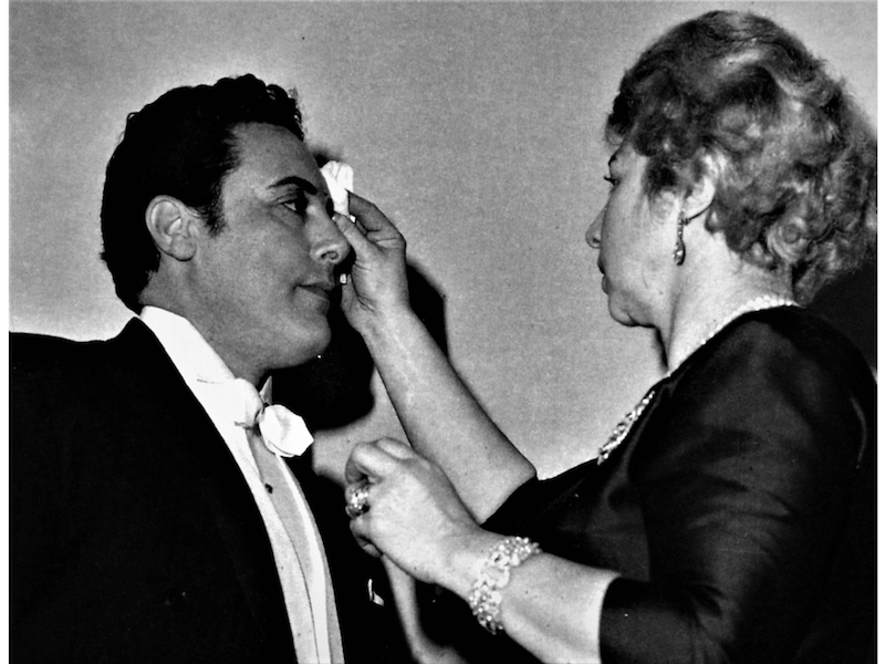 Rina Fedora Filippini porte le bijou que lui a donné son mari, le grand ténor Mario Del Monaco (Florence, 27 juillet 1915 - Mestre, 16 octobre 1982)
