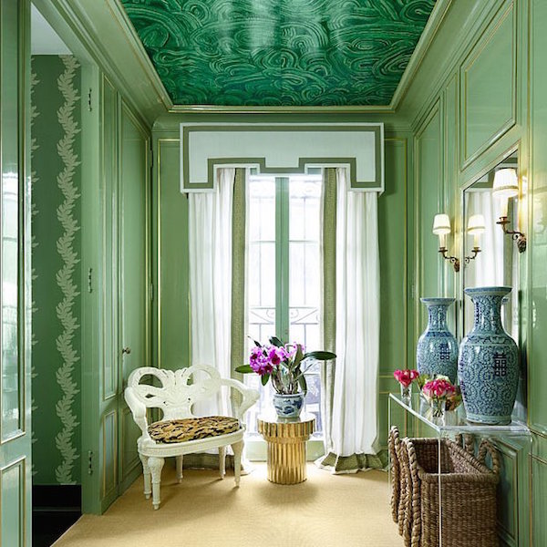 Un intérieur au plafond en malachite