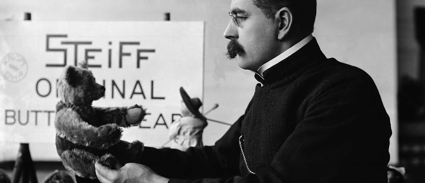 Franz Steiff und sein "Bär 55 PB" | Foto via Margarete Steiff GmbH