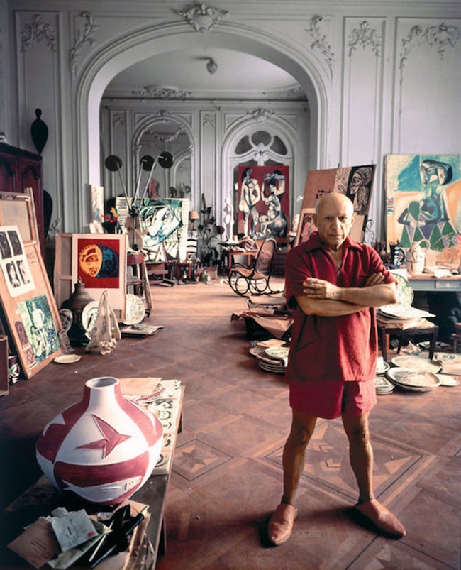 Pablo Picasso i sin studio i Cannes, 1956.