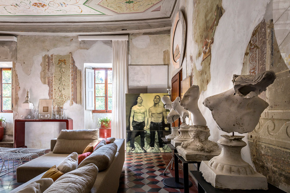 Detalle de la sala de estar con frescos, bustos de Roberto Dragoni y obras de arte.