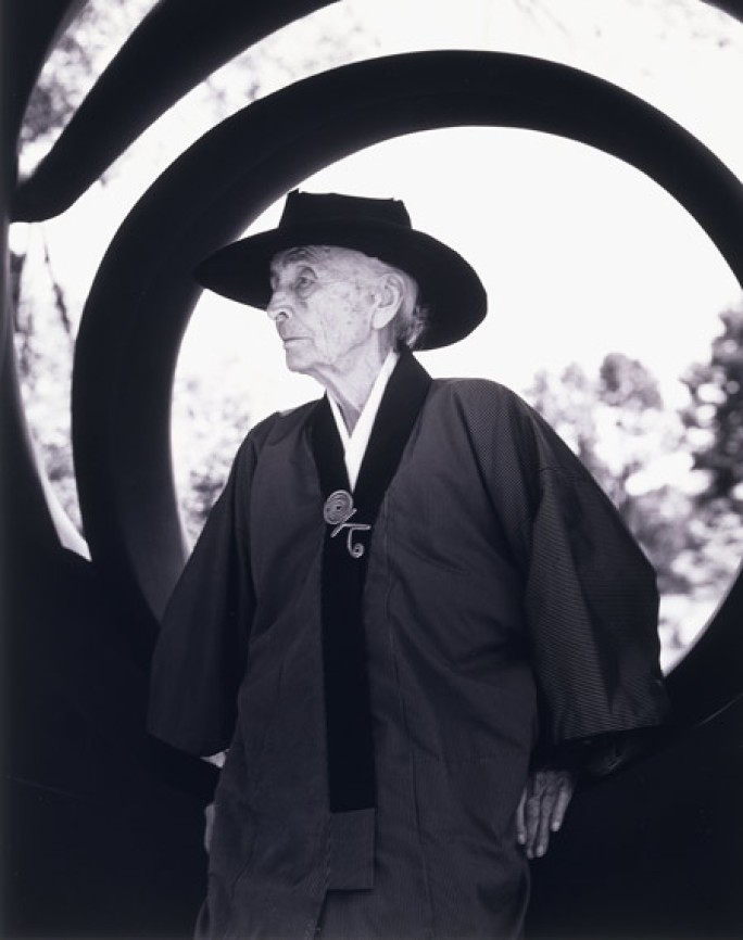 Georgia O'Keeffe mit ihrer ikonischen Initialenbrosche auf einer Fotografie von Bruce Weber im Jahr 1984 | Foto: © BRUCE WEBER/BRUCE WEBER AND NAN BUSH COLLECTION, NEW YORK. ARTWORK © 2018 CALDER FOUNDATION, NEW YORK / ARTISTS RIGHTS SOCIETY (ARS), NEW YORK