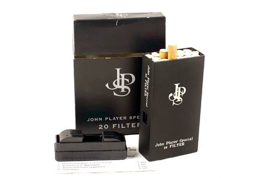 Lot phare, appareil dans une paquet de cigarettes, image ©Aston's