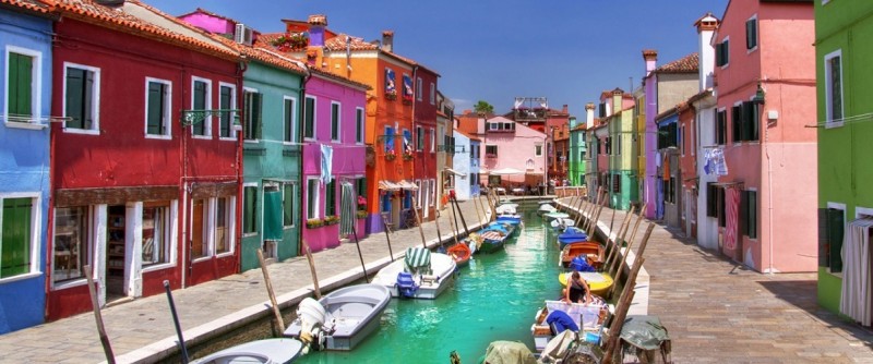 Färgstarka Murano. Foto via Charming Italy Tour Operator.