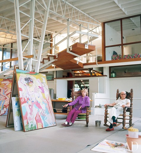 Willem de Kooning tillsammans med sin fru Elaine i deras studio i East Hampton. Foto: Jaime Ardiles-Arce.