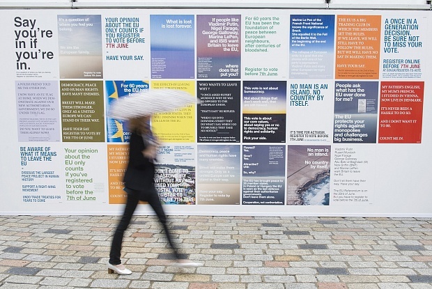 Wolfgang Tillman的裝置藝術。於今年上月舉辦的倫敦攝影(Photo of London)的開幕會上。