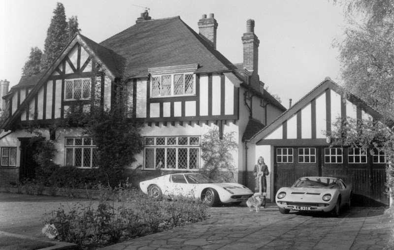 La petite amie de Rod Stewart pose avec la Lamborghini Miura devant leur maison à Southgate en 1970, image ©Avalon Photoshot Collection