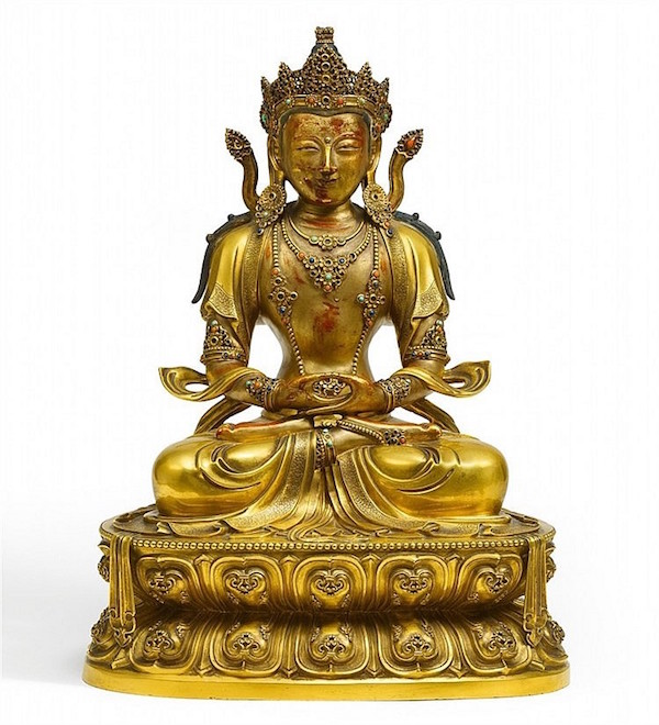 Skulptur av Amitabha. Brons och doublé, dekorerad med turkoser, lapis lazuli och korall. Qingdynastin, Kangxi. H: 43,5 cm, ca 1680-1700. Utropspris: 2,7 - 4,6 miljoner kronor.