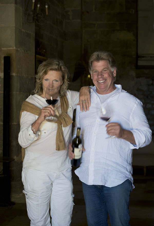 Christine et Allan von Eggers Rudd, chacun avec un verre de vin produit sur leur domaine