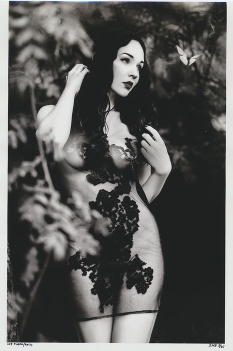 Izabela Tudor, "Nude Lady Butterfly U", år 2014. Foto: Catawiki.