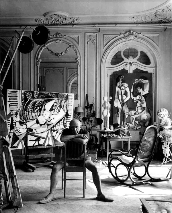 Pablo Picasso i sin studio.