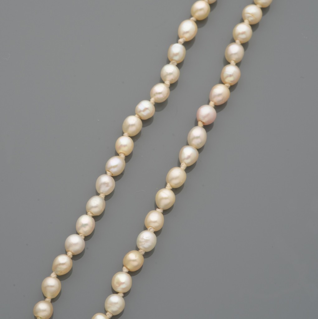Collier en chute de perles fines, fermoir en motif d'or jaune