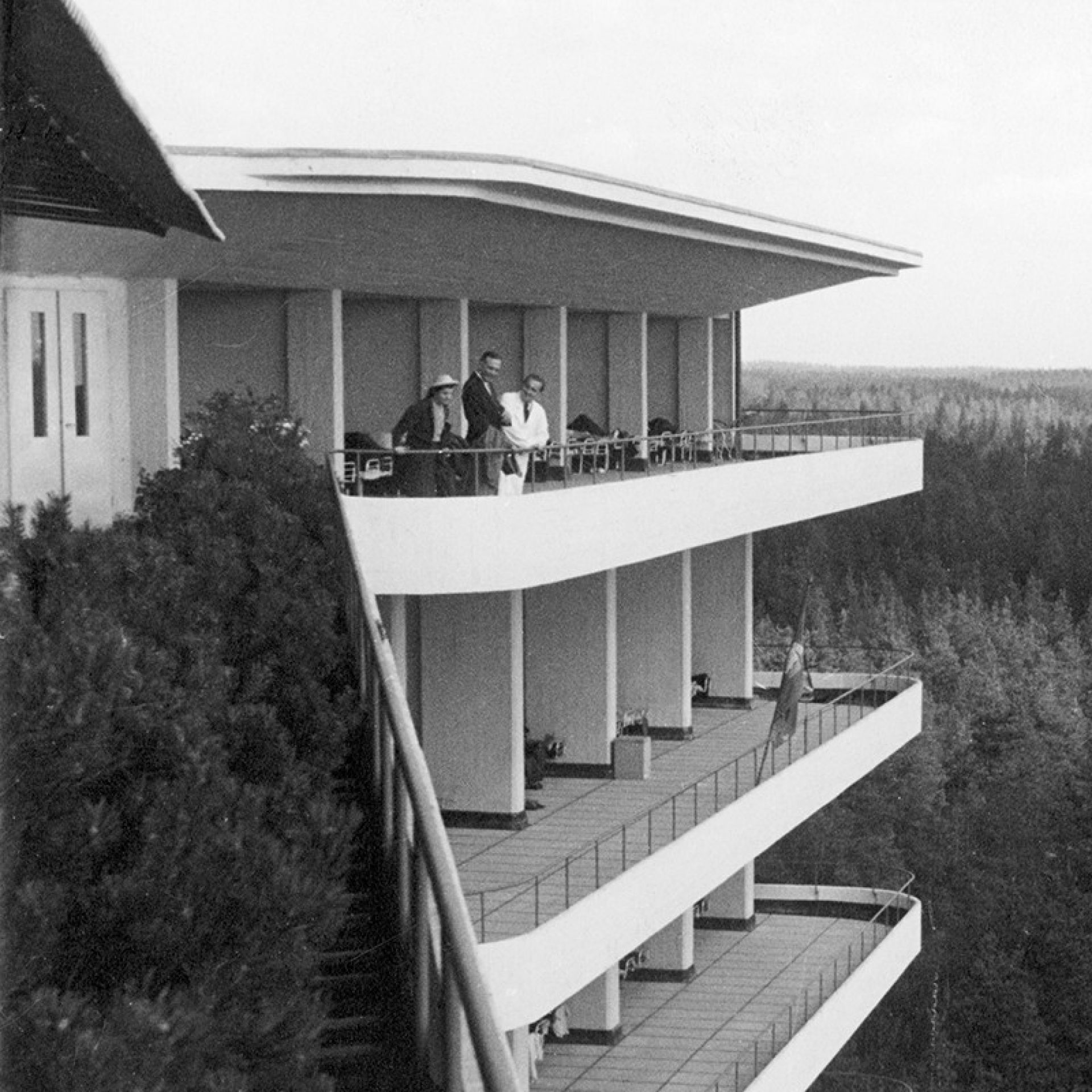 Alvar et Aino Aalto sur l'un des balcons de Paimio, image via Carré entrelacé.