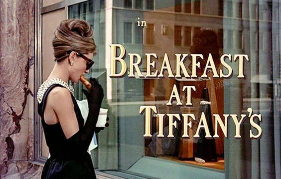 Audrey Hepburn in "Frühstück bei Tiffany" | Foto via fabaudrey.com