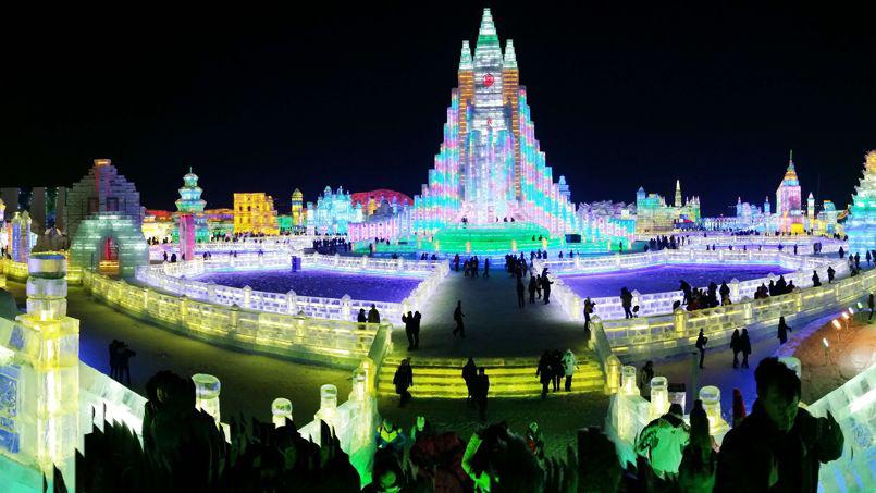 330 000 mètres cubes de neige et de glace ont été nécessaires à la construction de toutes les oeuvres Image: STR/AFP