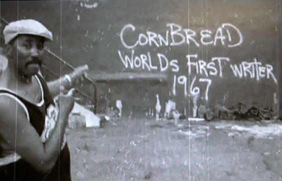Darryl Cornbread McCray davanti a un graffito del 1967, immagine via Pinterest