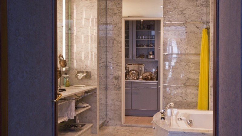 La salle de bain est entièrement recouverte de marbre des carrières de Carrara