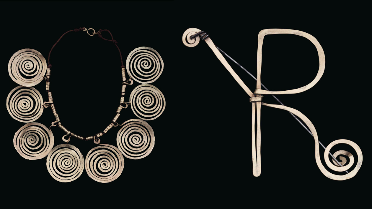 Als Inspirationsquelle diente Calder u.a. der Spiralschmuck der Bronzezeit. Dieses Collier und die Brosche wurden 2015 bei Christie's für 305.000 USD und 47.500 USD verkauft | Fotos: Christie's