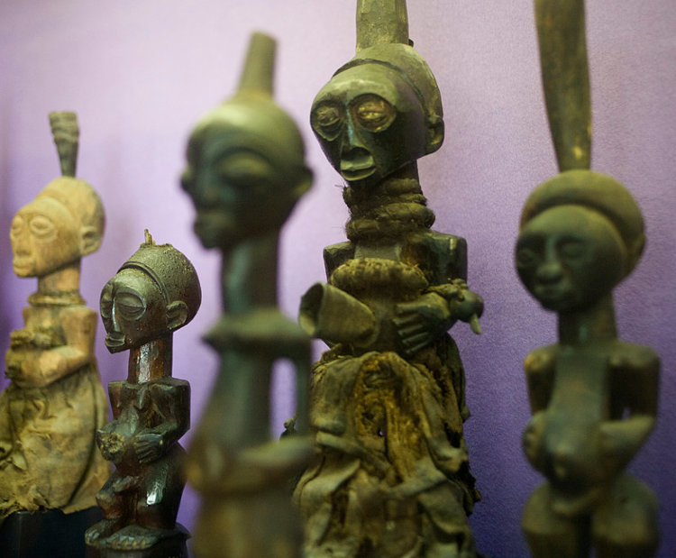 Collection de pièces africaines appartenant à Irma Stern et exposées dans son musée, image via Musée Irma Stern